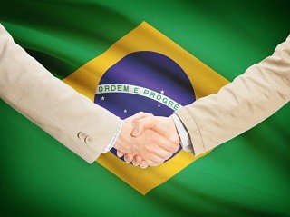 Mãos com bandeira ao fundo